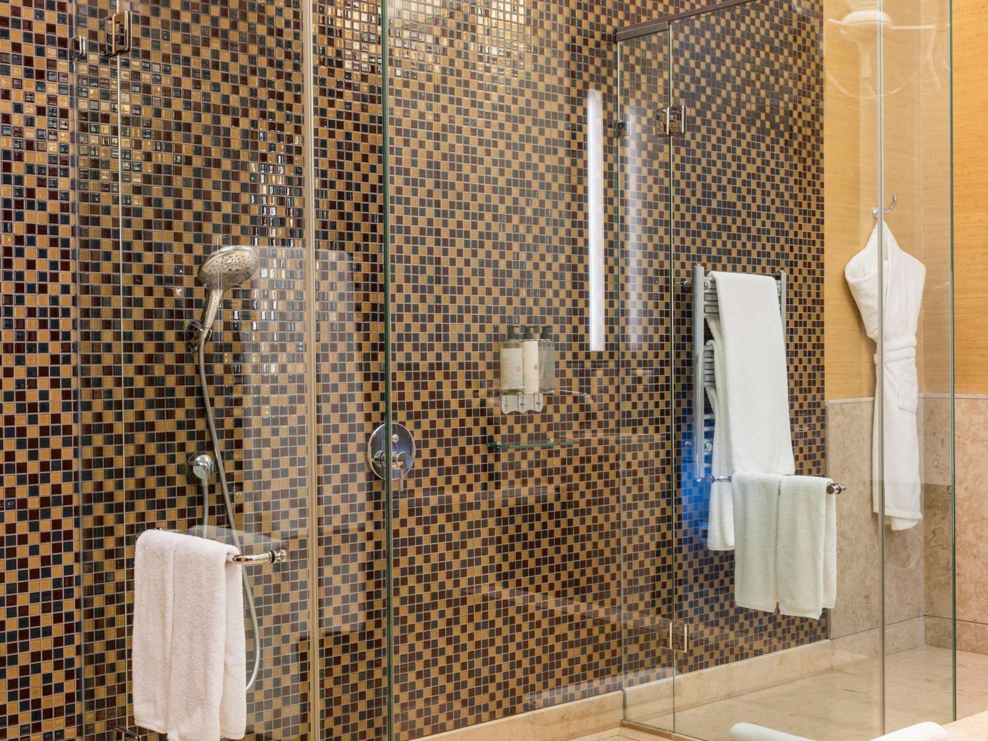 Sofitel Montevideo Casino Carrasco & Spa Ngoại thất bức ảnh A shower with a sliding door