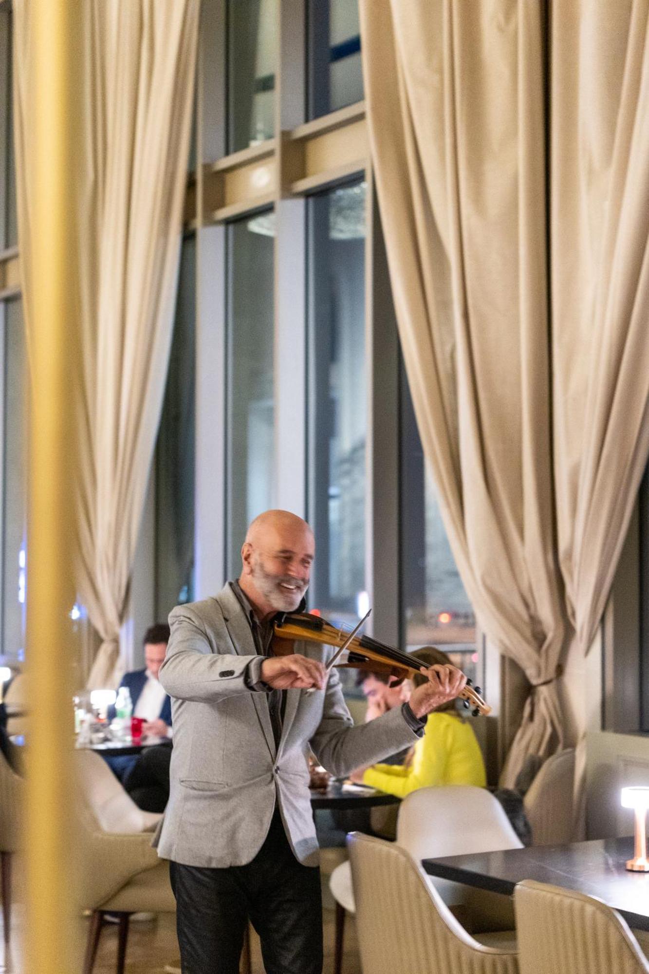 Sofitel Montevideo Casino Carrasco & Spa Ngoại thất bức ảnh The violinist at the opening of the restaurant