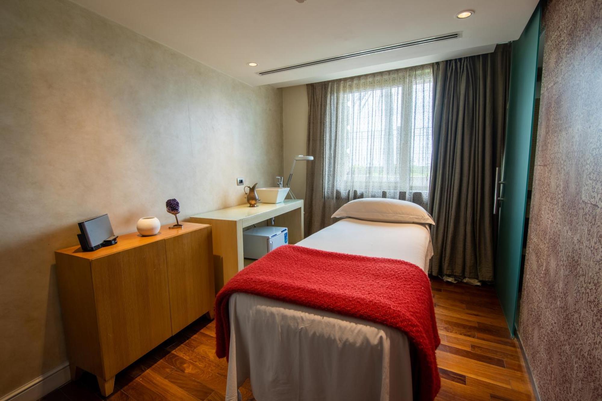 Sofitel Montevideo Casino Carrasco & Spa Ngoại thất bức ảnh Treatment room at The Dorchester, London